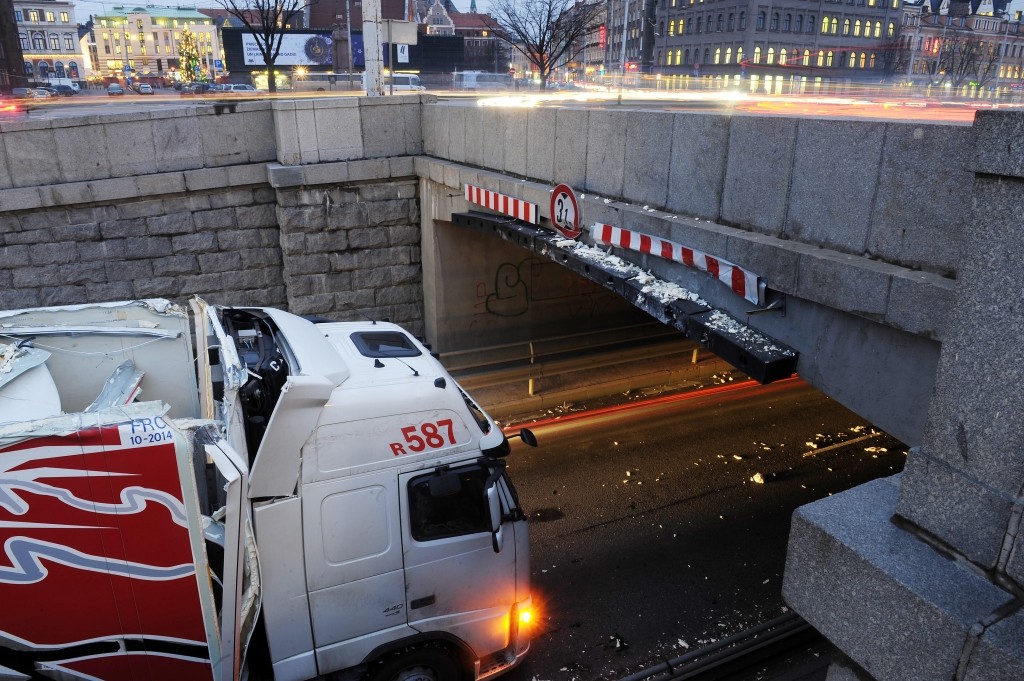 Zem akmens tilta iestrēgusi kārtējā kravas automašīna
