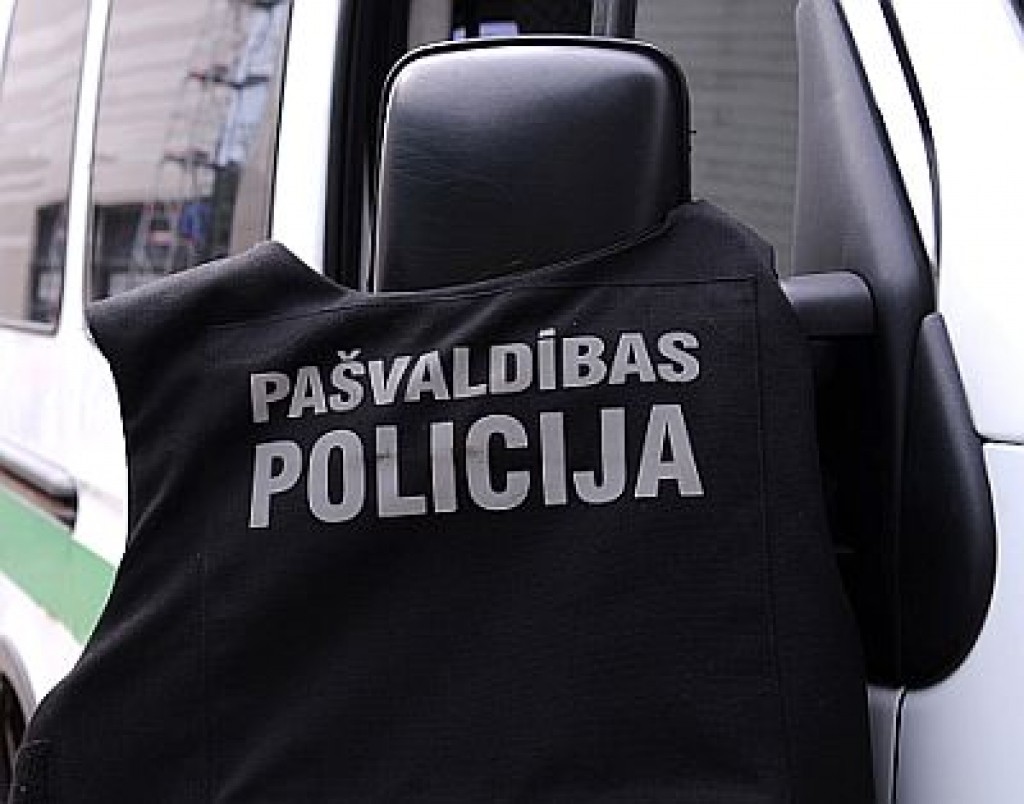 Papildināta – Situācija ēkā Duntes ielā, ko apsargā policija, atpoguļojot parādu nemaksāšanas kultūru Latvijā