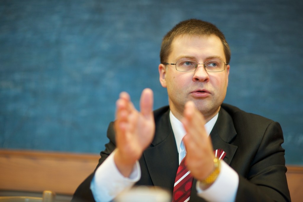 Dombrovskis uzskata, ka 300 latu minimālā alga nav reālistisks uzstādījums