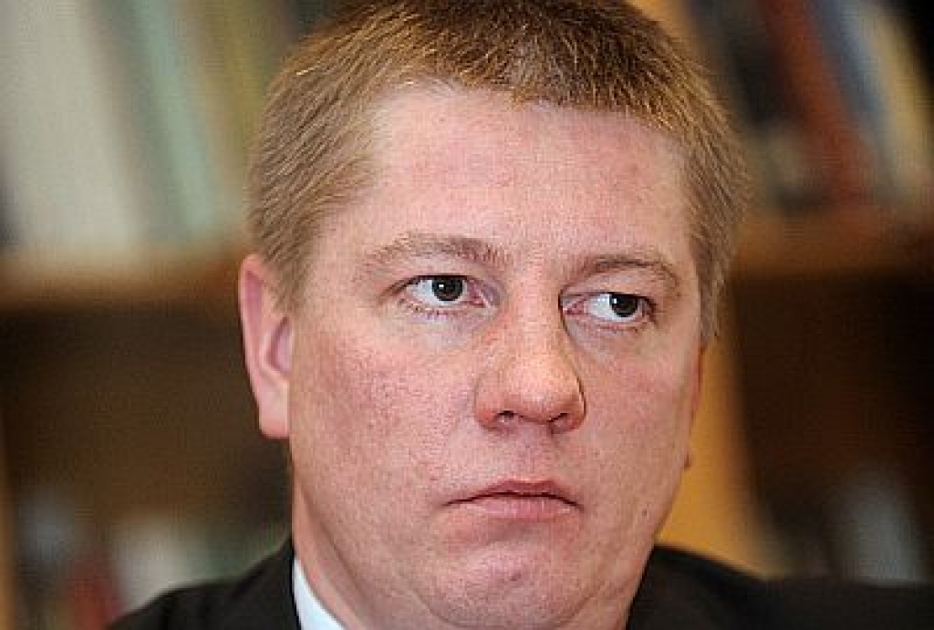 Matīsu ieceļ amatā ar opozīcijas balsīm