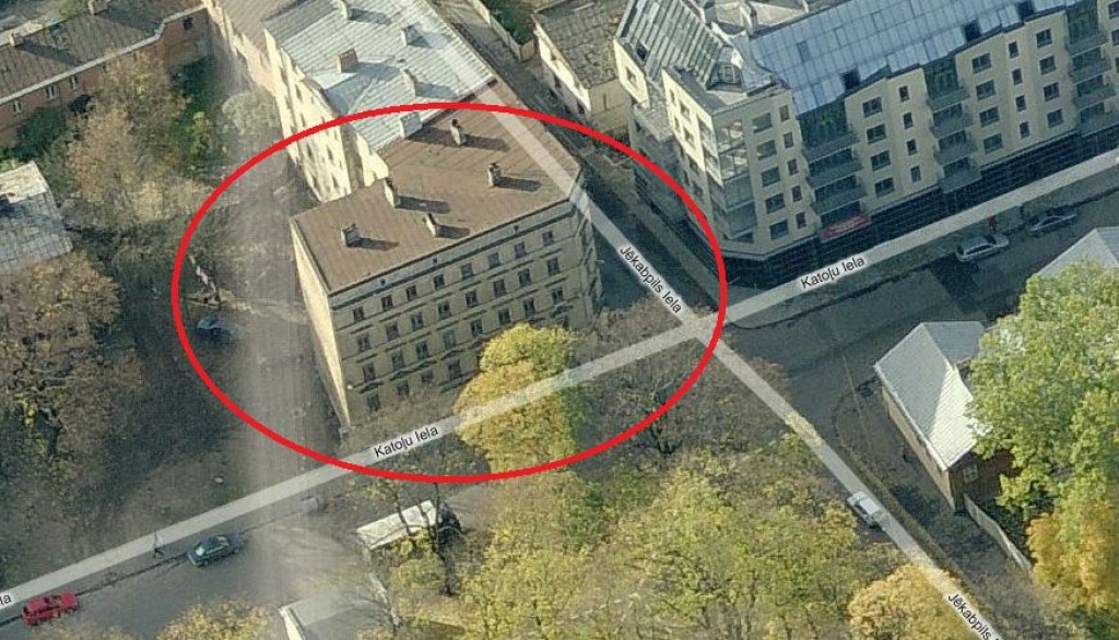 Papildināta ar foto - Rīgā no saplaisājušas ēkas evakuē cilvēkus