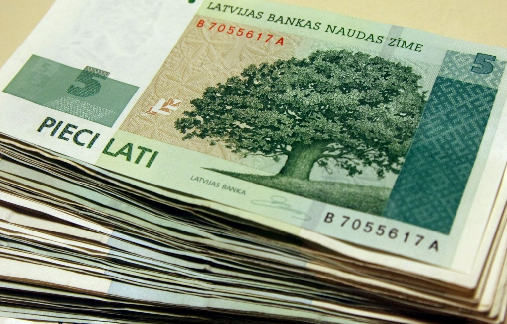 Konstatē, ka piecu latu naudas zīmes nav vienādas