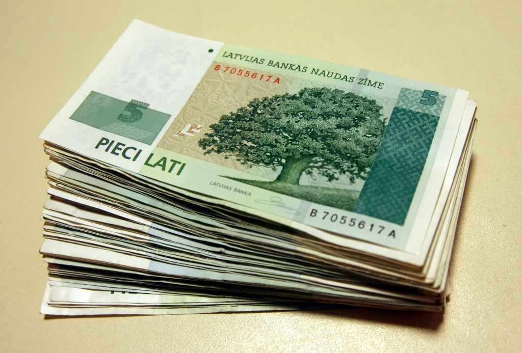 Piecu latu banknotes izrādās savstarpēji atšķirīgas