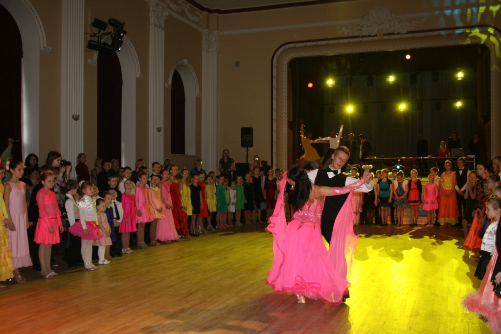 Valcēnieši dejos sarīkojumu deju festivālā  “Reveranss 2013” Cēsīs