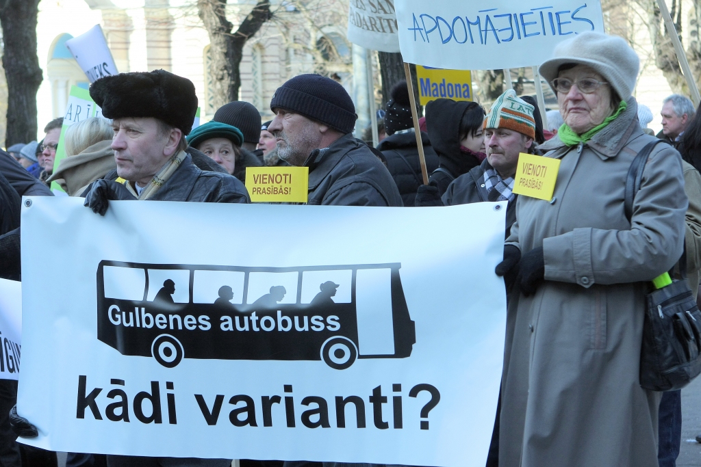 Vairāki simti cilvēku prasa atsākt pensiju indeksāciju un samazināt PVN apkurei