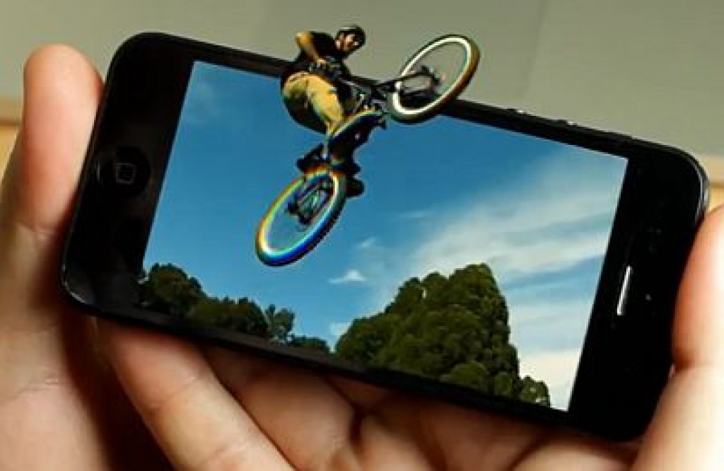 Iepriekšpārdošanā nonāk aizsargplēve, kas ļauj uz iPhone 5 baudīt 3D tehnoloģiju