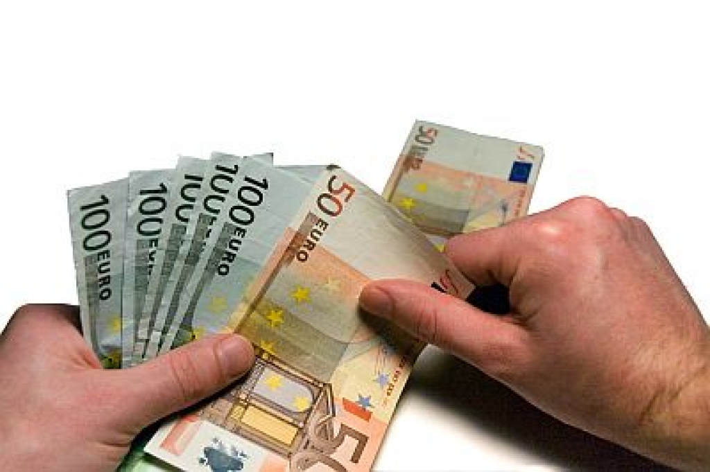 Analītiķi eiro cenu prognozē arvien zemāku 