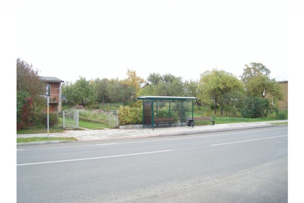 Smiltenē autobusa pieturai izsisti stikli