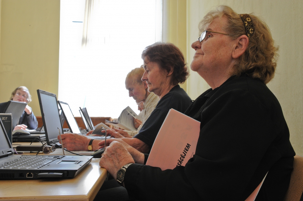 Pensionāri iesniegs Saeimā vairāk nekā 102 000 parakstu, prasot atsākt pensiju indeksāciju
