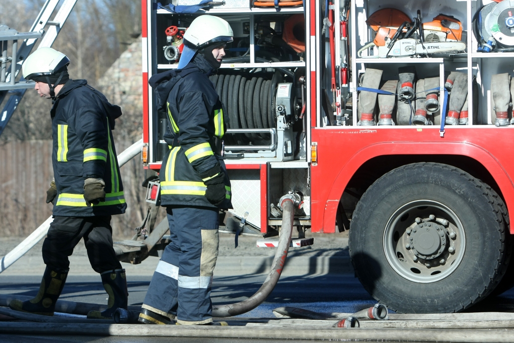 VUGD cīnās ar ugunsgrēkiem, kūlas dedzinātājiem un izglābj kārtējo zemledus makšķernieku