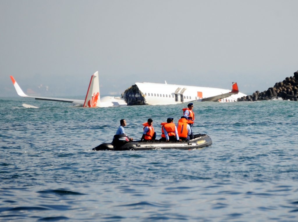 Bali jūrā iekritušās lidmašīnas ātrums katastrofas brīdī bijis ap 500 km/h; sākta izmeklēšana