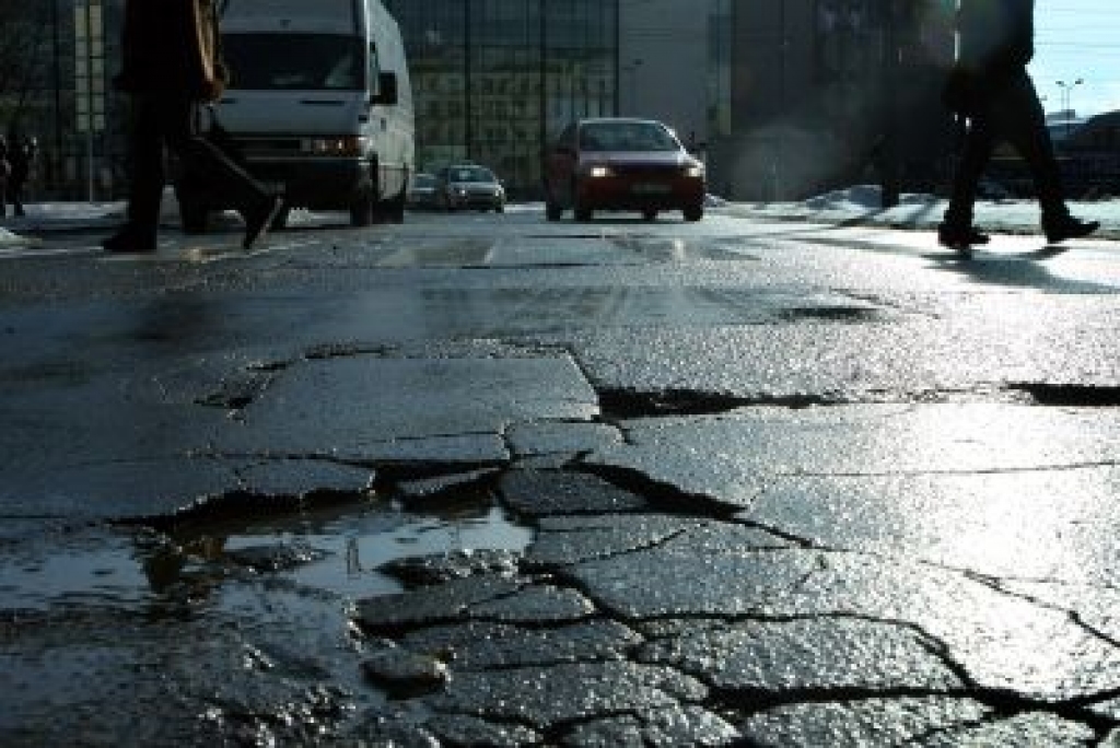 Bedres uz ceļiem sola pielāpīt līdz maija vidum