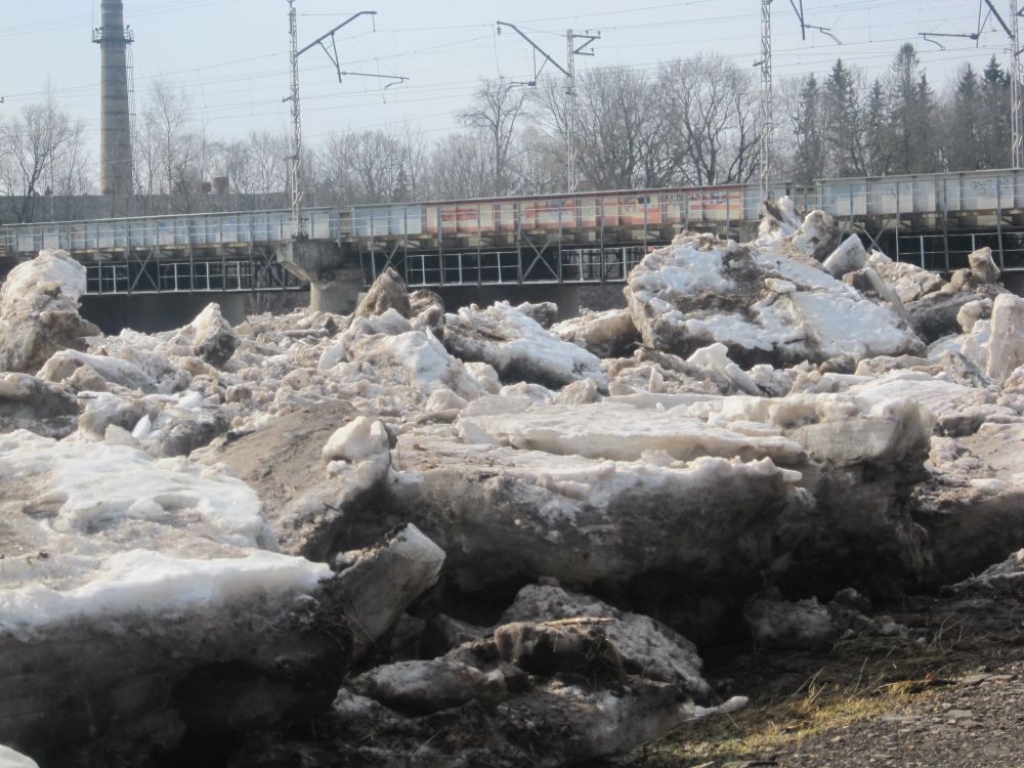 Papildināta ar foto - Atkārtoti spridzina ledu Ogres upē