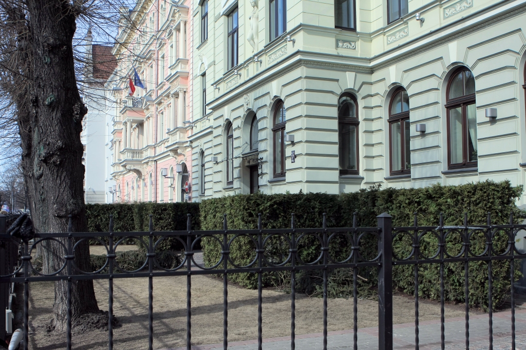 Turpmāk eksprezidentiem Latvijā dzīvokli nepiešķirs
