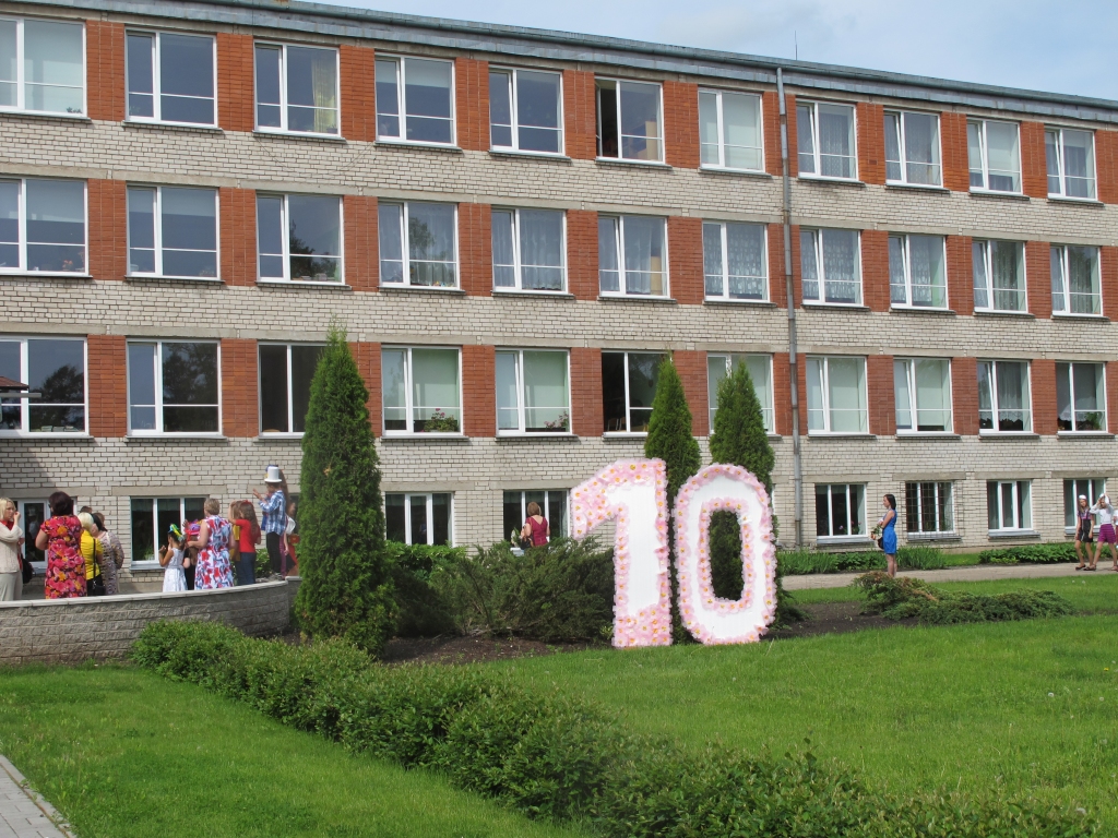 Ar jautru dzimšanas diena ballīti atzīmē Valkas pamatskolas 10 gadu jubileju