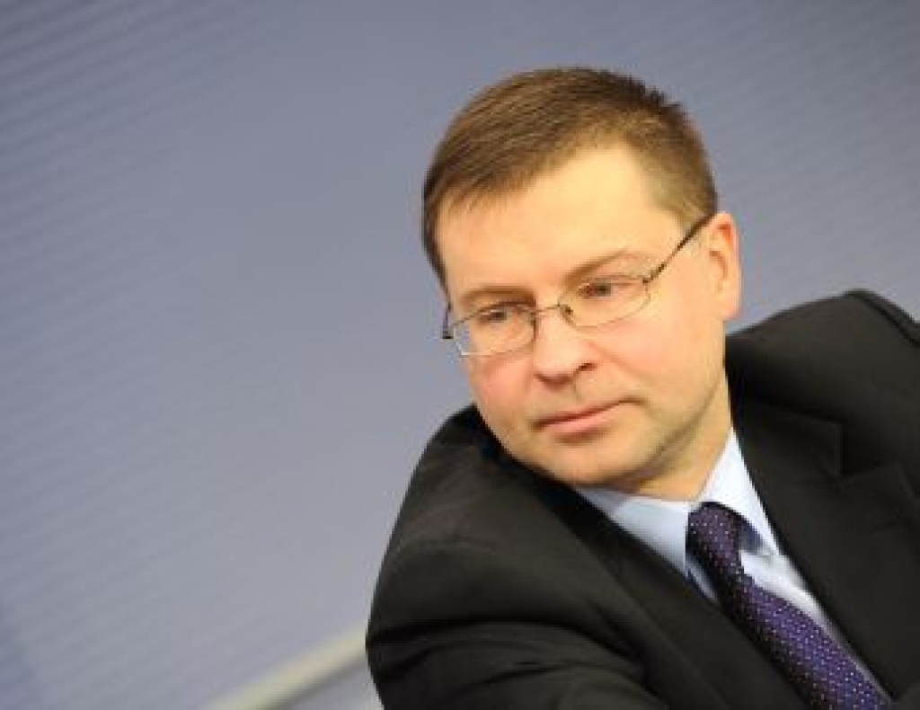 Dombrovskis nesaskata būtiskus riskus eiro ieviešanai saistībā ar iekšējiem procesiem valstī