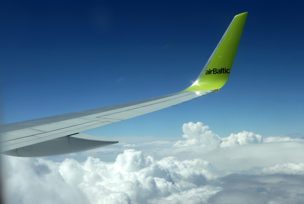 airBaltic un Rīgas lidosta viena no otras prasa ap 40 miljoniem latu