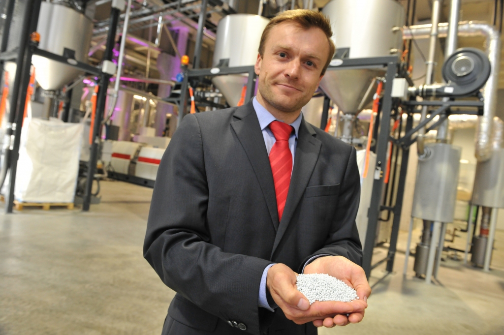 Investējot 3,7 miljonus, Jelgavā atklāta PET granulu ražotne
