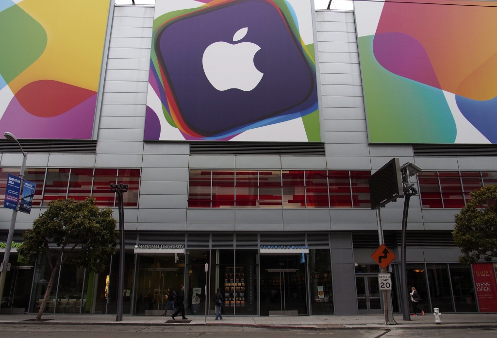Pakļaujoties investoru spiedienam, Apple plānojot viedtālruņus ar lieliem ekrāniem un vairākās krāsās