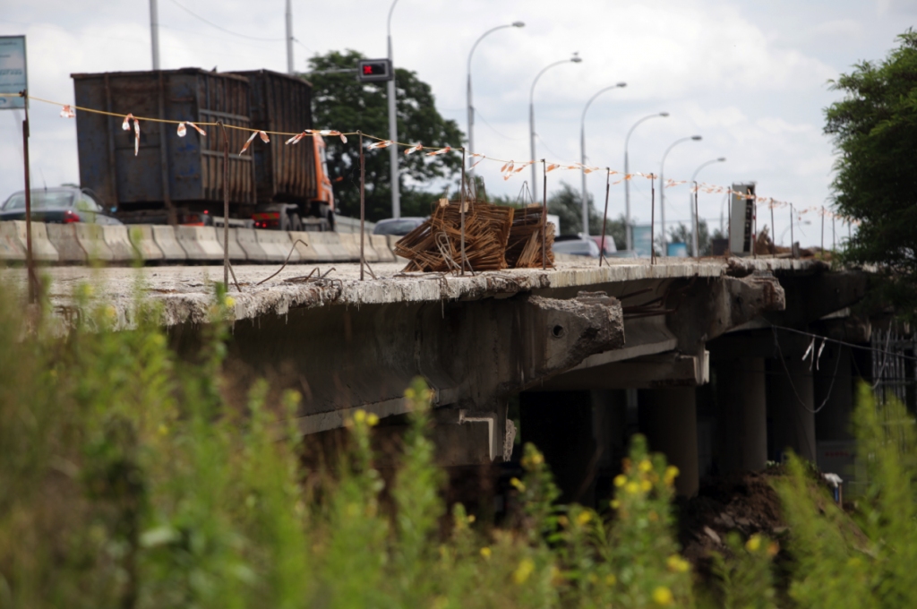 Kārļa Ulmaņa gatves pārvadā pabeigti demontāžas darbi un uzsākta betonēšana