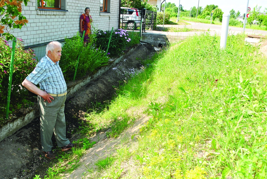 Sola uzbērt zemi un iesēt zāli