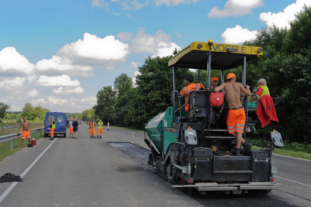 Jelgavā labo defektus uz pērn rekonstruēta autoceļa
