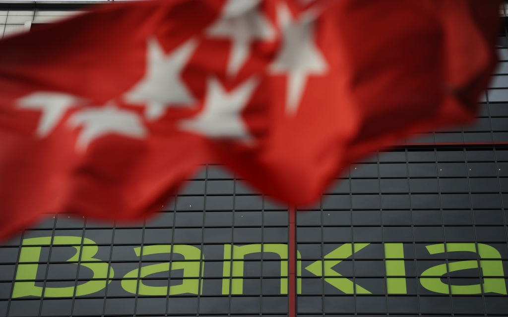Moody’s dod triecienu Spānijas pūliņiem pārdot problēmu vajātas bankas