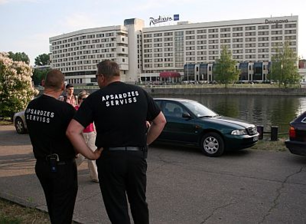 Apsardzes darbiniekiem nāksies gādāt jaunus formas tērpus