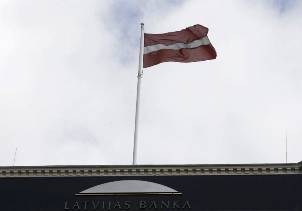 Spiegel kritizē Latvijas neapdomīgu pievienošanu eirozonai, nosauc par «Luksemburgu nabadzīgajiem»