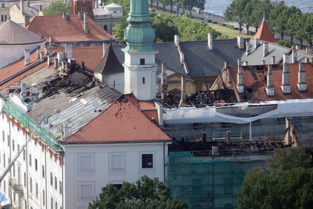 Rīgas pils ugunsgrēka seku likvidēšana un pagaidu jumts izmaksās 220 000 latu