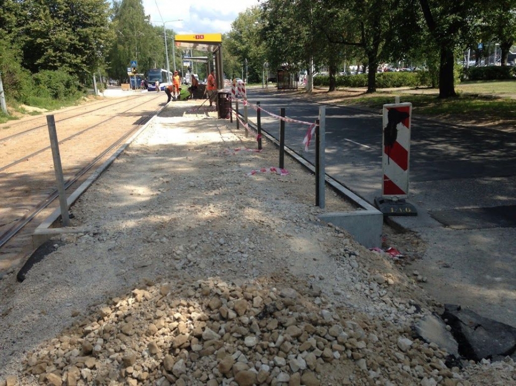 Pirms vēlēšanām atklātajā tramvaju līnijā tiek rauts nost asfalts