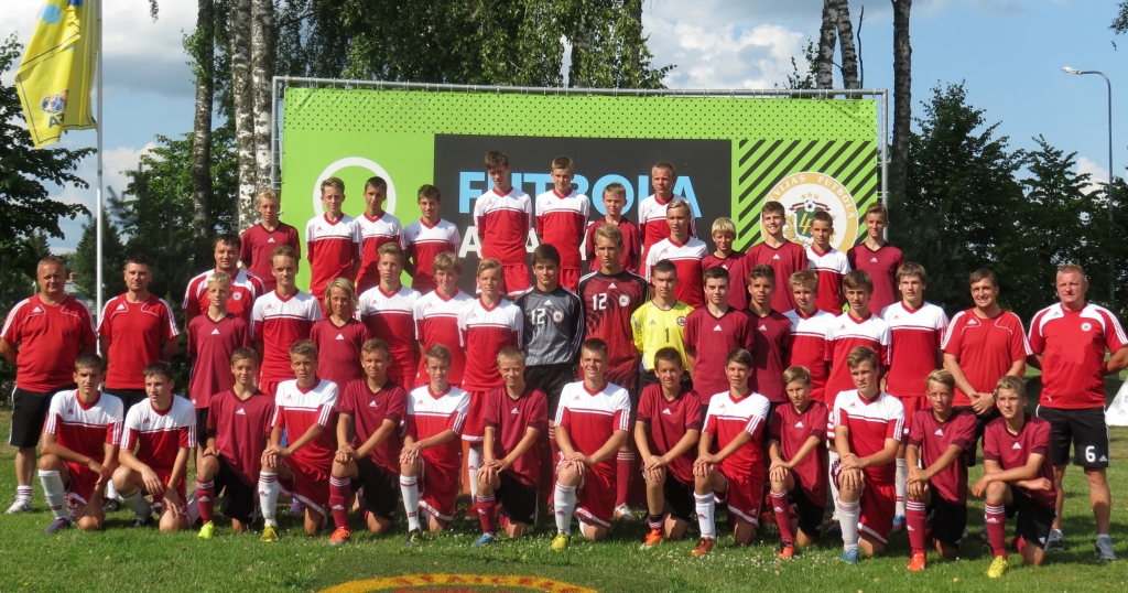 Marians Pahars sniedz vērtīgus padomus OKartes Futbola akadēmijas U-14 talantu skates dalībniekiem Staicelē