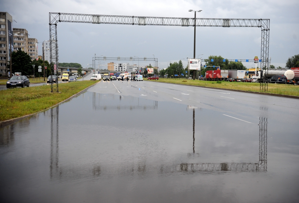 Lietusgāzes appludinājušas Krasta ielu; elektropiegāde traucēta ap 5000 mājsaimniecību