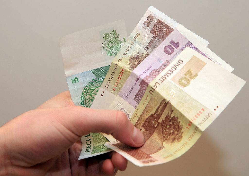 Ekonomiste: «uzlabotais» Big Mac indekss liecina, ka lats pret dolāru ir nenovērtēts par 6,1%