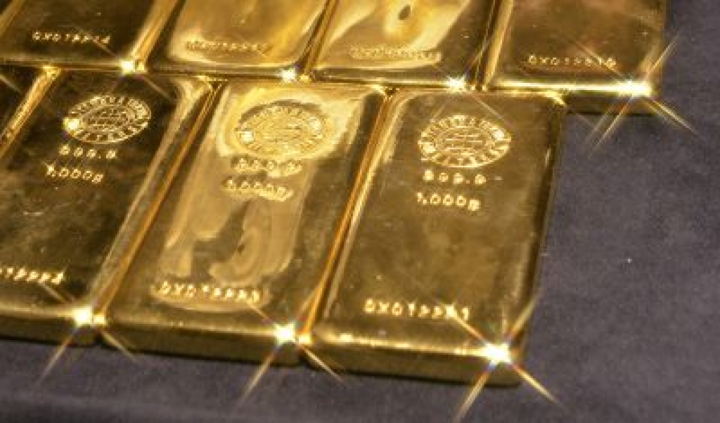 Zelta cena pārlec 1300 dolāru robežai