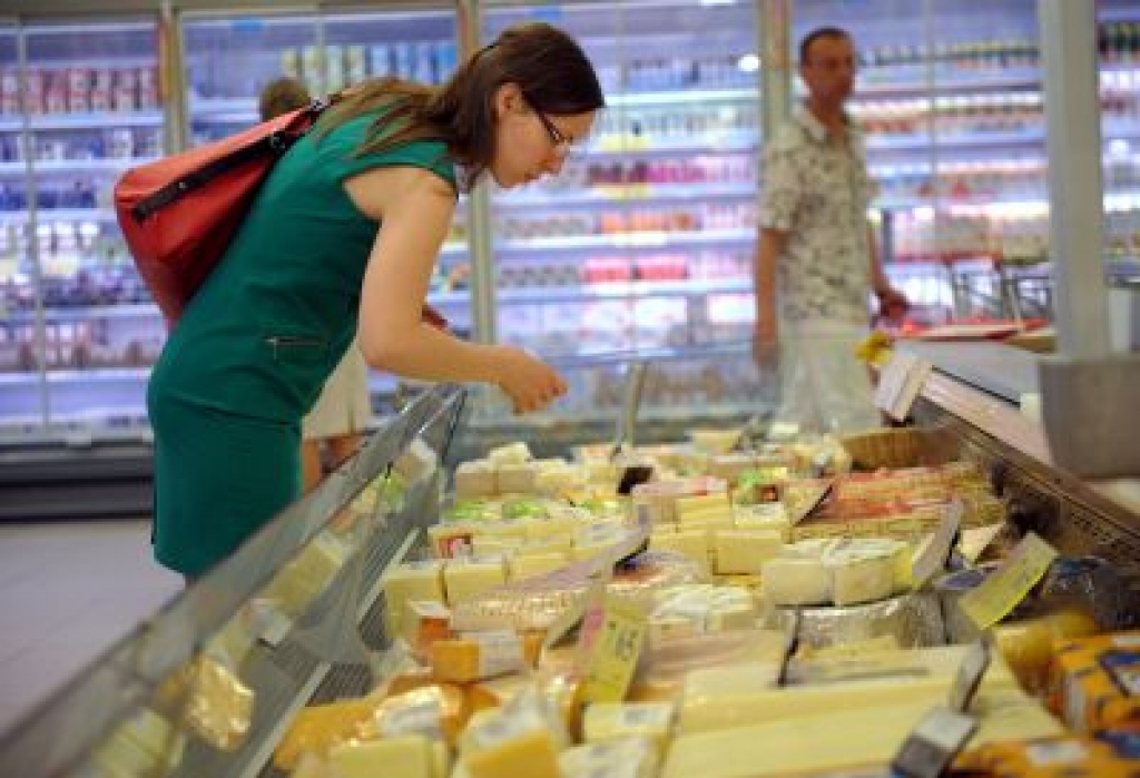 Ražotāji prasījuši lielākajiem Latvijas mazumtirgotājiem celt piena produktu cenas