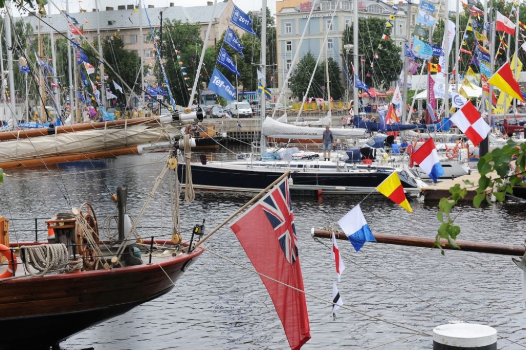 Rīga sagaidījusi burukuģu un jahtu regates dalībniekus