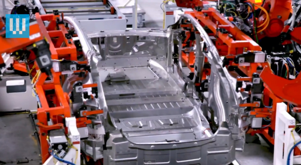 Tesla atklāj, kā uzbūvēt elektroauto dažu dienu laikā