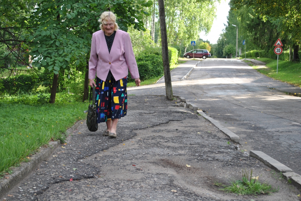 Aicina salabot trotuāra posmu Smiltenē