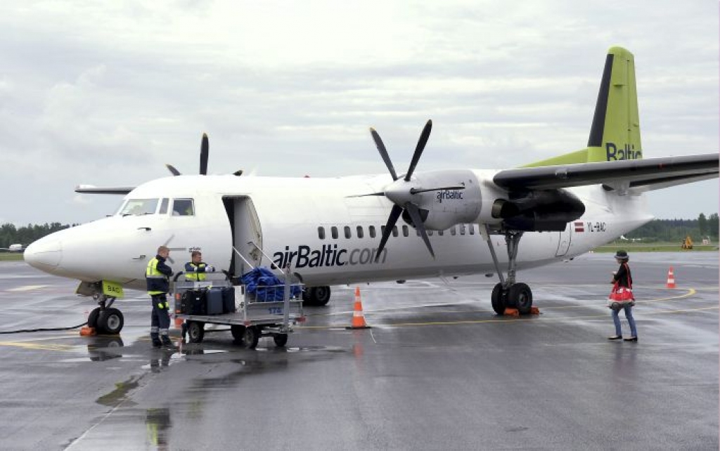 Lidostā Rīga miglas dēļ atcelti vai uz kaimiņvalstīm novirzīti vairāki airbaltic reisi