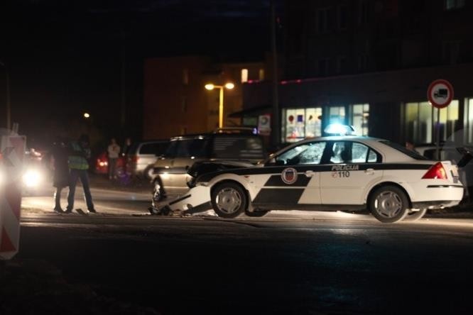 Gulbenē avarē policijas automašīnas