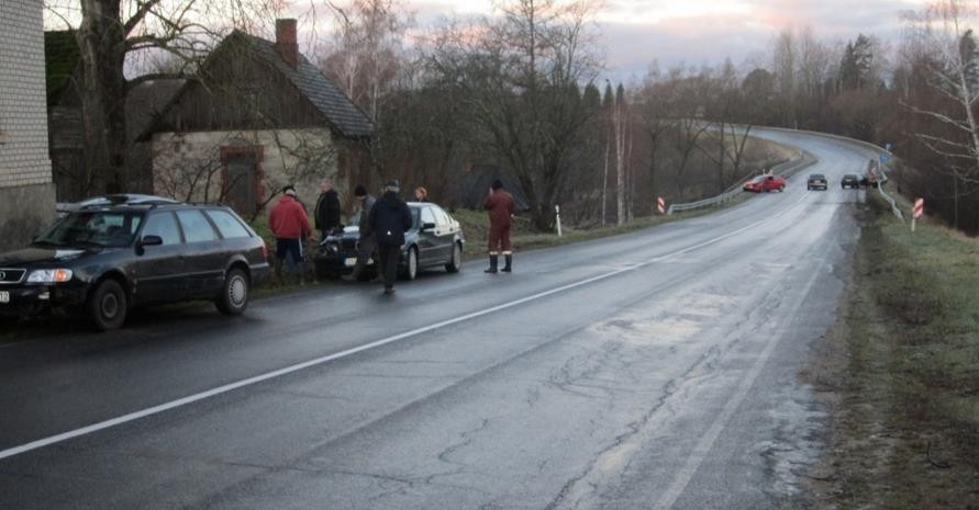 Autovadītājas pārsteidz "melnais ledus" 