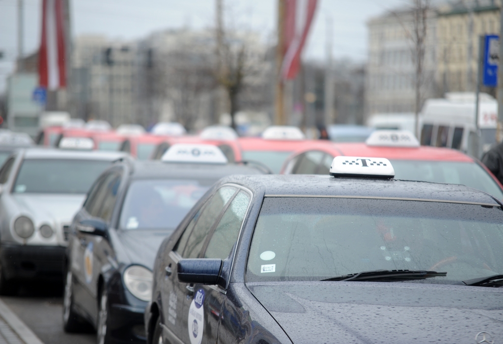 Taksistiem obligāts zināšanu minimums nepastāv