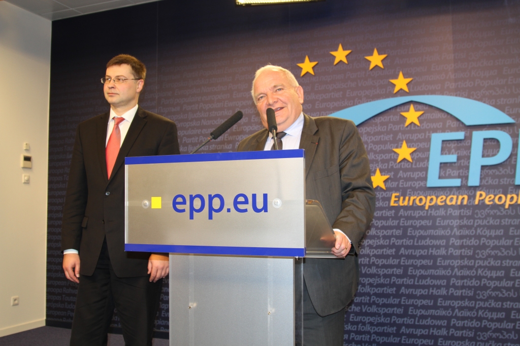 FOTO: Ekspremjers Dombrovskis piesaka savu kandidatūru EK prezidenta amatam