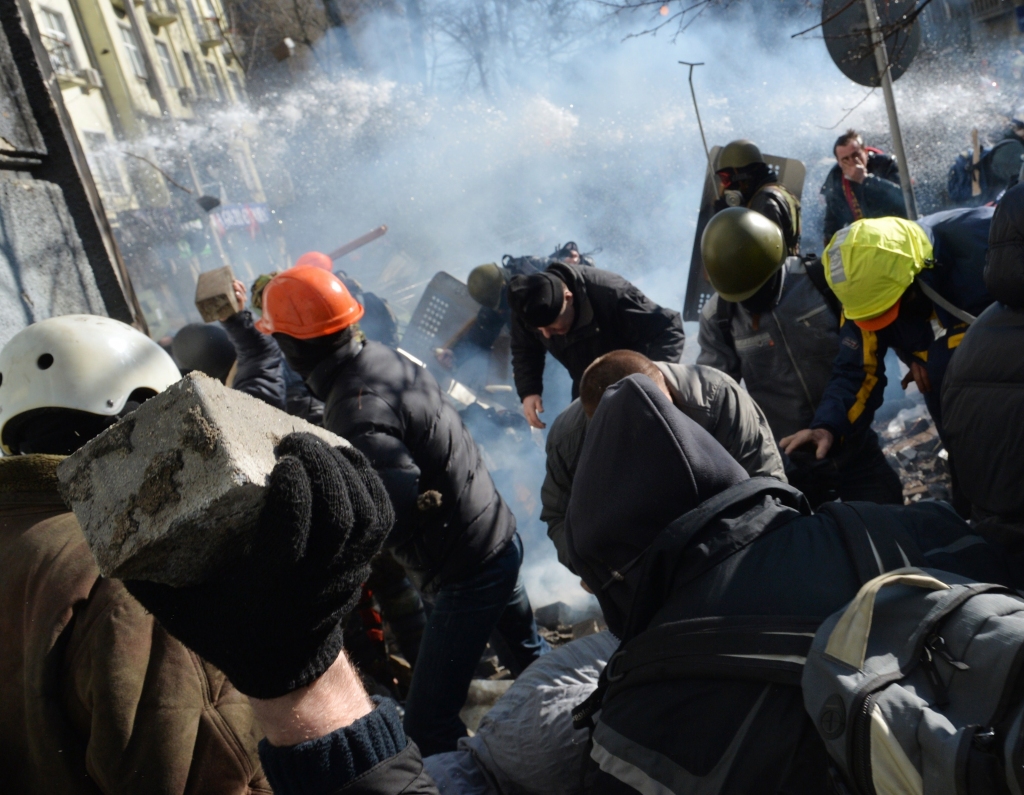 papildināts (16:58) - Sadursmēs Ukrainā nogalināti trīs demonstranti; 150 ievainoti