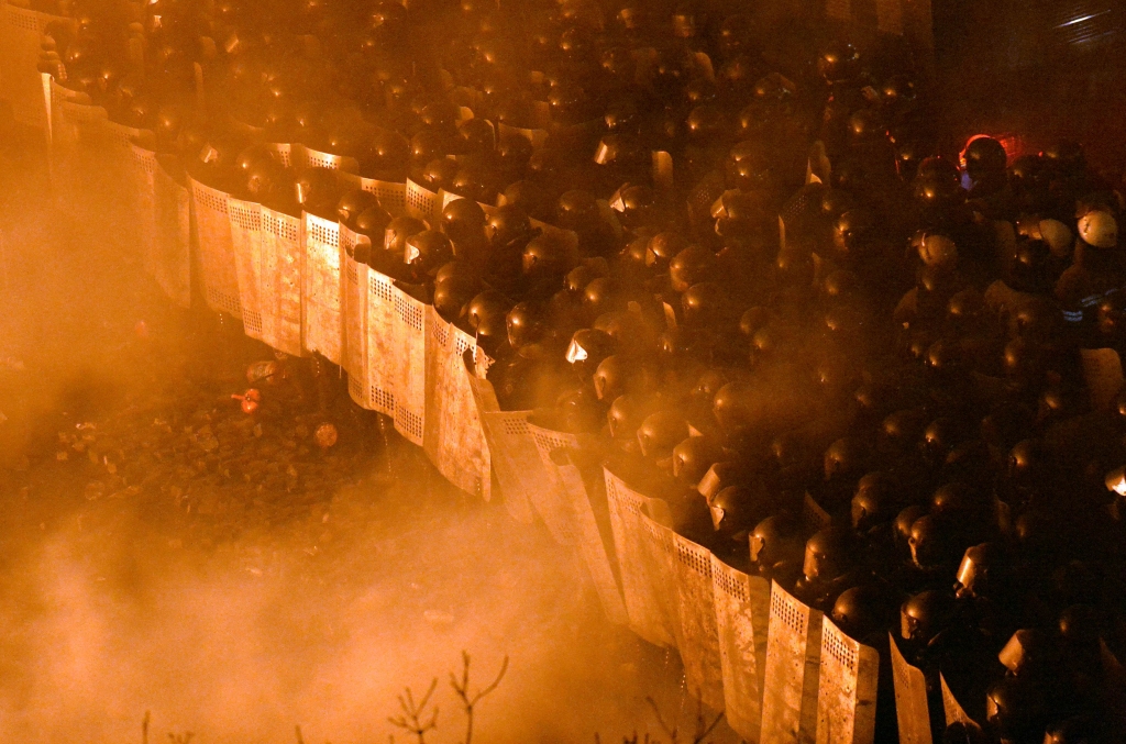 Papildināta - Berkut uzbrūk ar jaunu sparu; miruši jau vismaz 26 cilvēki
