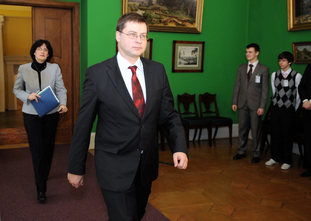 Silta vieta atrasta bez algota darba palikušajai Dombrovska biroja vadītājai