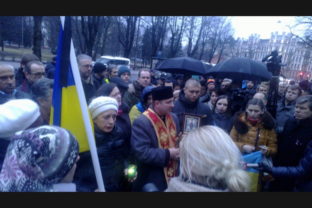 VIDEO: Iededz svecītes pie Ukrainas vēstniecības, pieminot bojāgajušos Kijevā