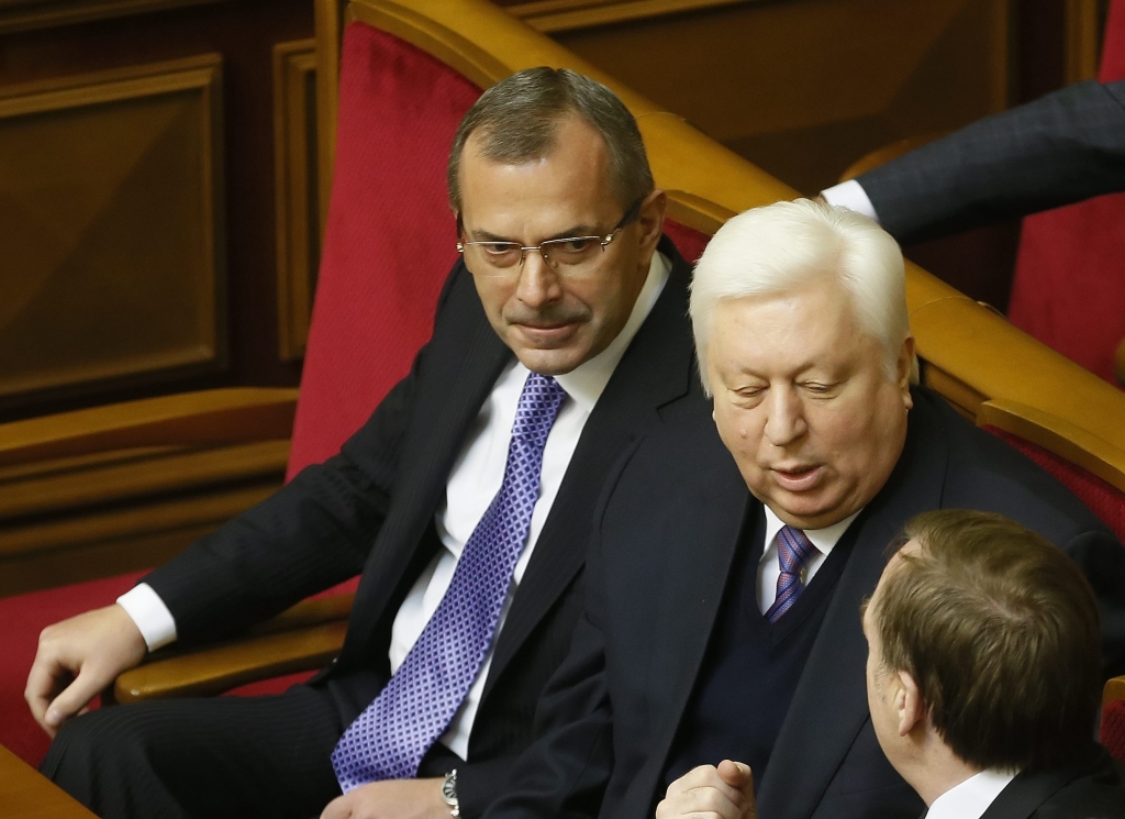 Bijušās amatpersonas pat šāvienu aizsegā mēģina pamest Ukrainu