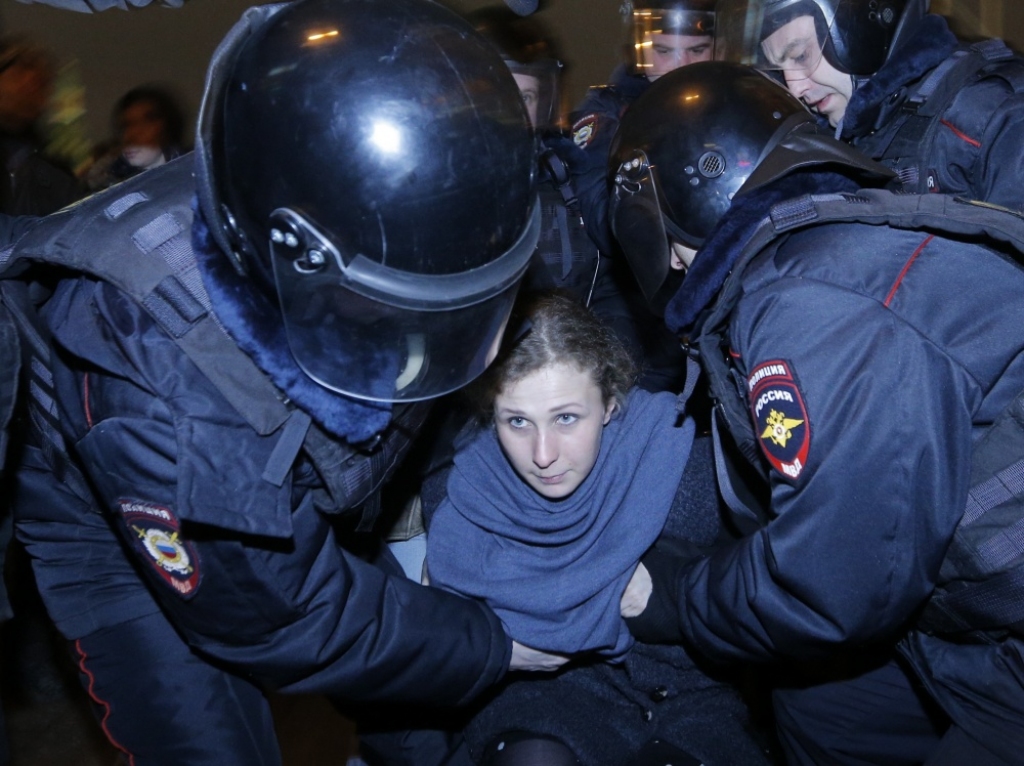 Krievijā aiztur simtiem cilvēku, kas protestē pret Putina opozicionāru likšanu cietumā